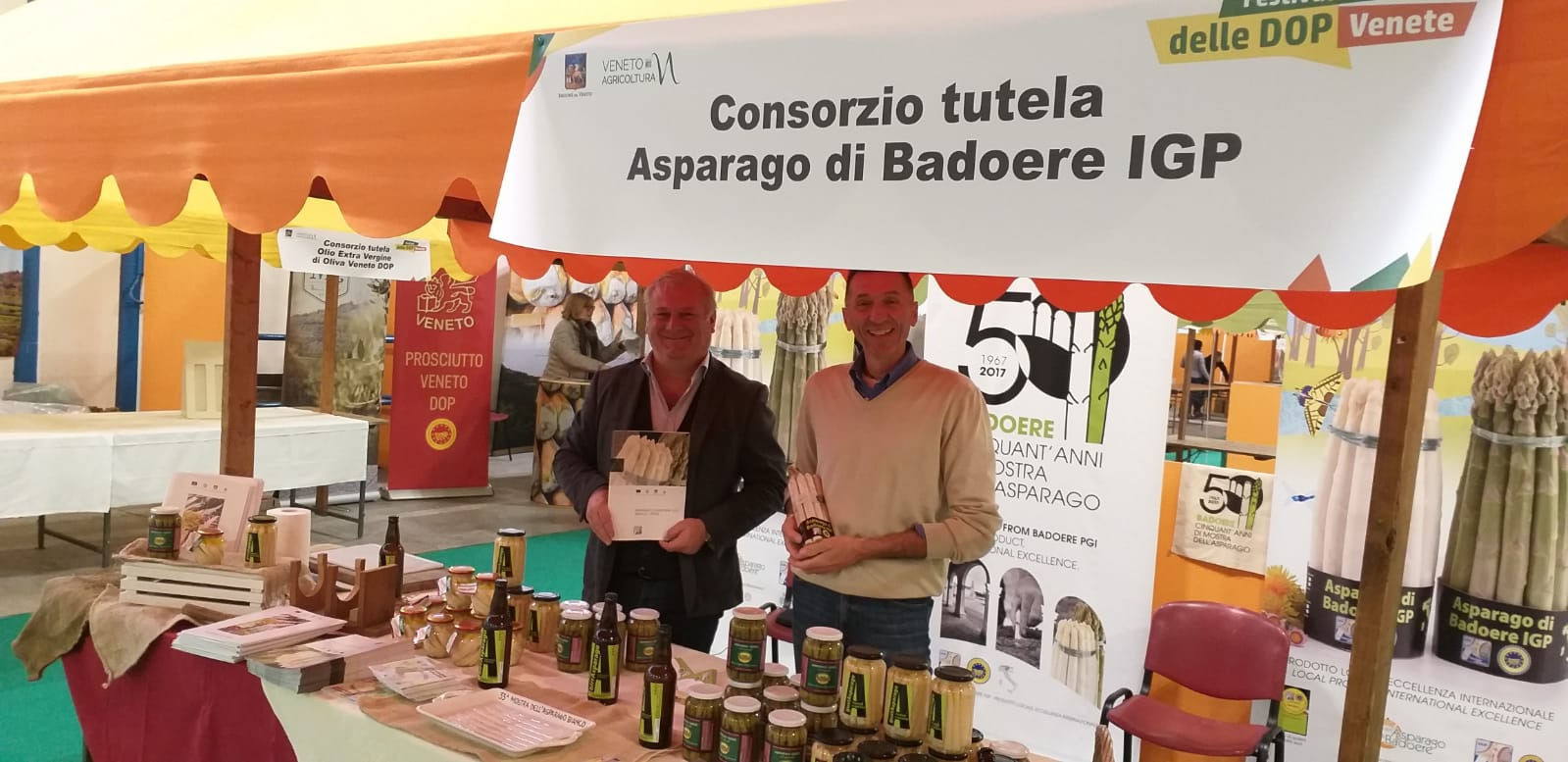 Il direttivo del consorzio dell'asparago di Badoere al festival delle dop venete